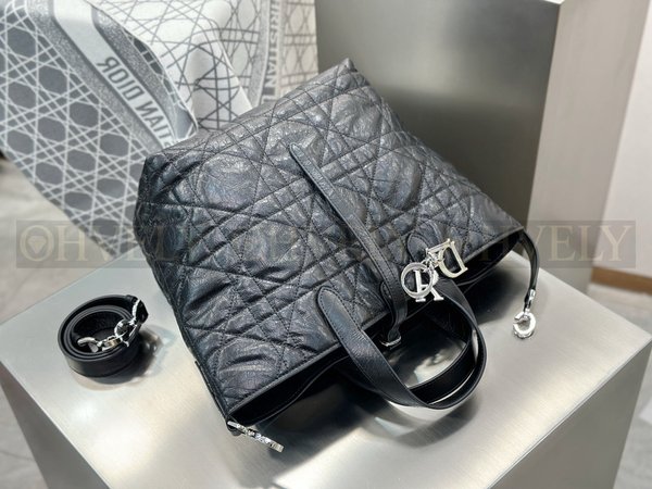 디올 매크로까나쥬 크링클 버티컬 뚜주흐백 미디움