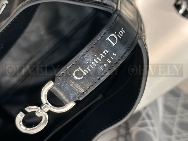 디올 매크로까나쥬 크링클 버티컬 뚜주흐백 미디움