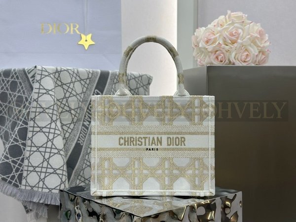 디올 매크로까나쥬 자수 화이트 골드 북 토트백 스몰