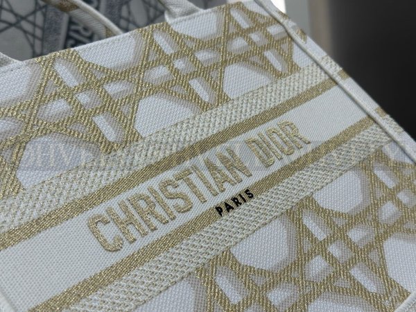 디올 매크로까나쥬 자수 화이트 골드 북 토트백 스몰