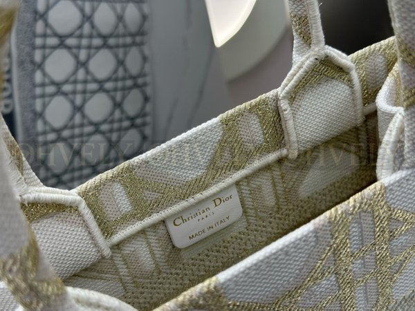 디올 매크로까나쥬 자수 화이트 골드 북 토트백 스몰