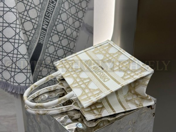 디올 매크로까나쥬 자수 화이트 골드 북 토트백 스몰