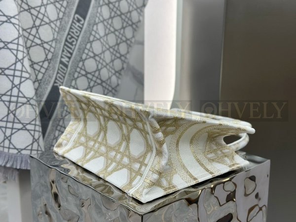 디올 매크로까나쥬 자수 화이트 골드 북 토트백 스몰