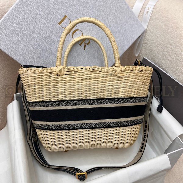 디올 라탄 오블리크 바스켓 백