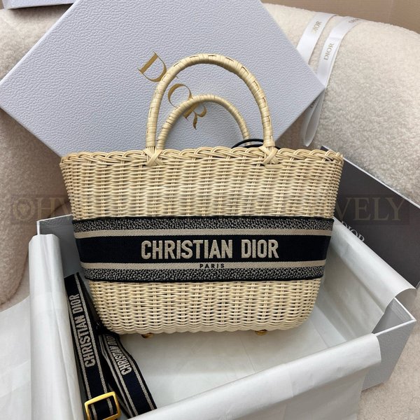 디올 라탄 오블리크 바스켓 백