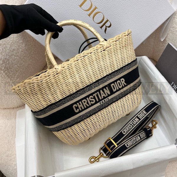 디올 라탄 오블리크 바스켓 백