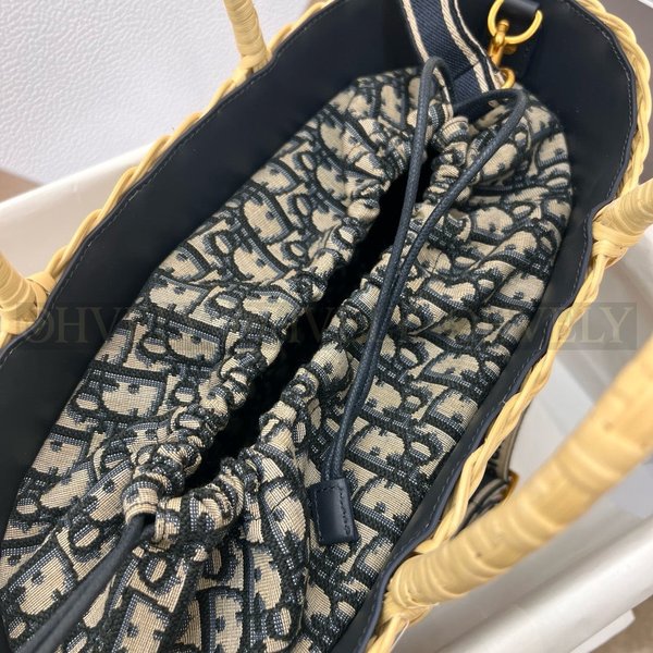 디올 라탄 오블리크 바스켓 백