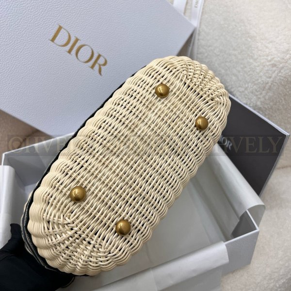 디올 라탄 오블리크 바스켓 백