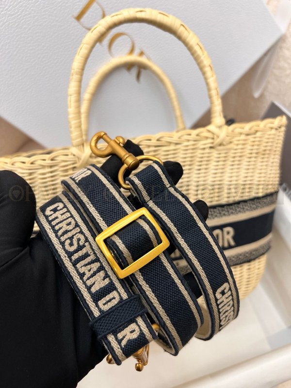 디올 라탄 오블리크 바스켓 백