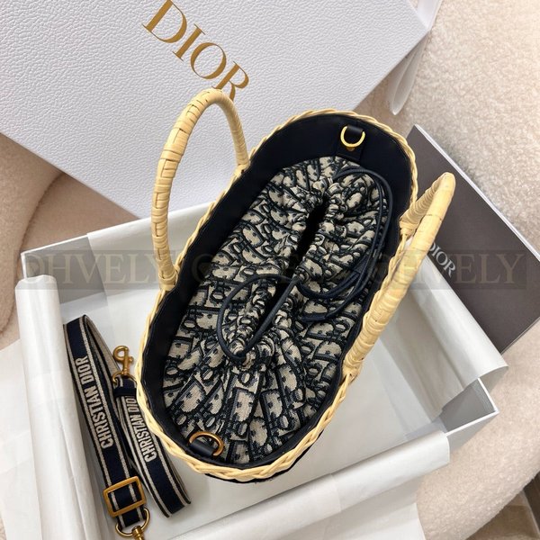 디올 라탄 오블리크 바스켓 백