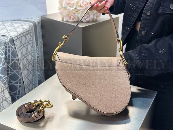 디올 새들 스트랩백 그레인 미디움