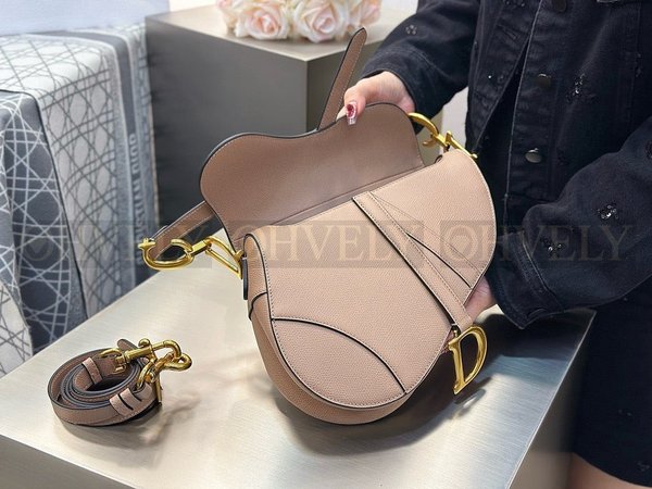 디올 새들 스트랩백 그레인 미디움