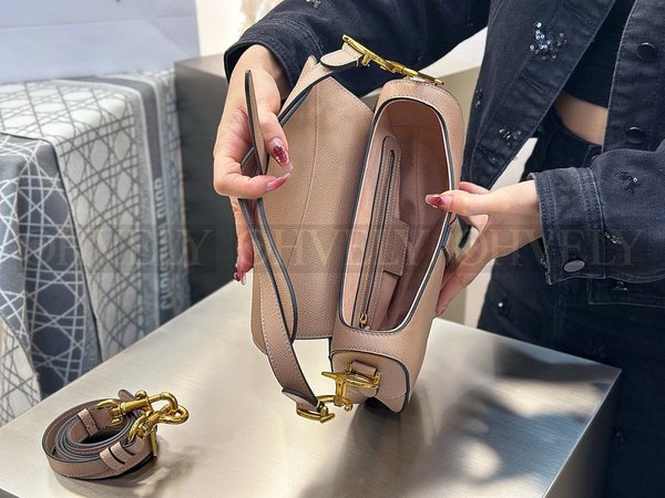 디올 새들 스트랩백 그레인 미디움