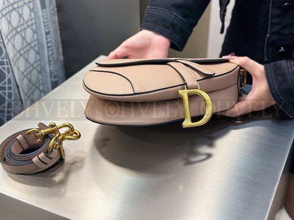 디올 새들 스트랩백 그레인 미디움