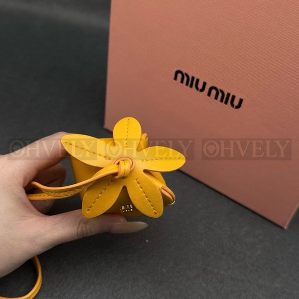 미우미우 가죽 키링