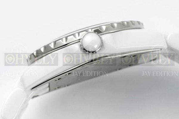 샤넬 J12 워치 33mm 화이트 다이아 인디케이터 쿼츠