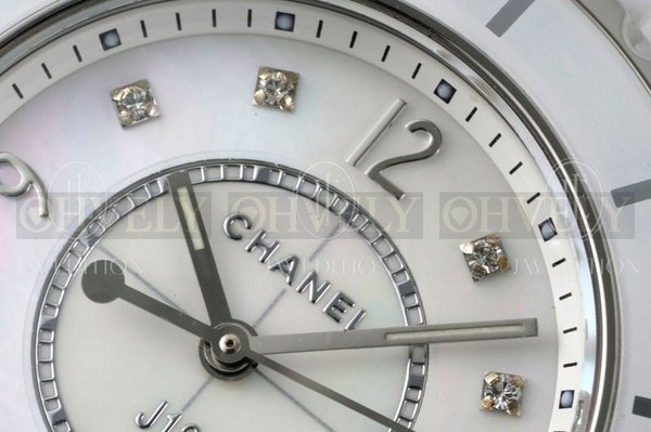 샤넬 J12 워치 33mm 화이트 다이아 인디케이터 쿼츠