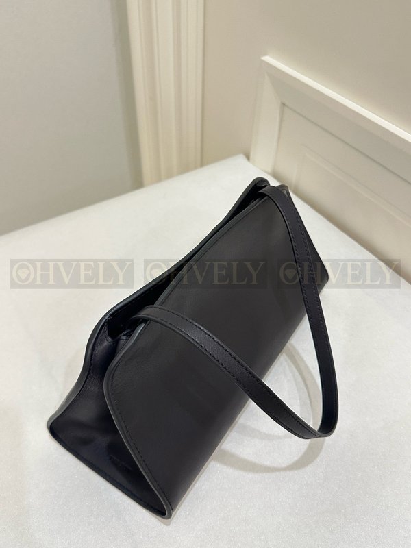 더로우 블랙 페기 클러치