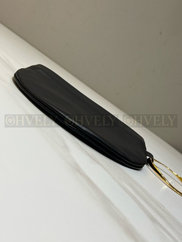 더로우 지오 레더 브레이슬릿 클러치