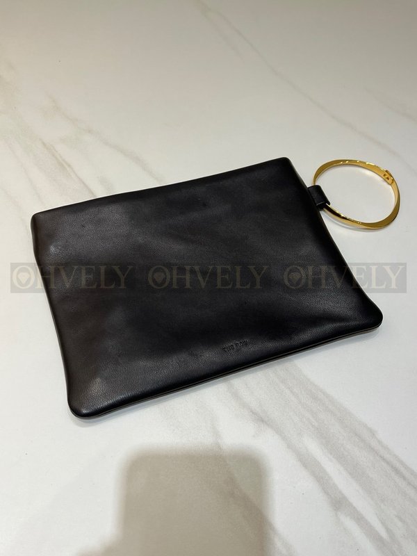 더로우 스퀘어 브레이슬릿 레더 클러치