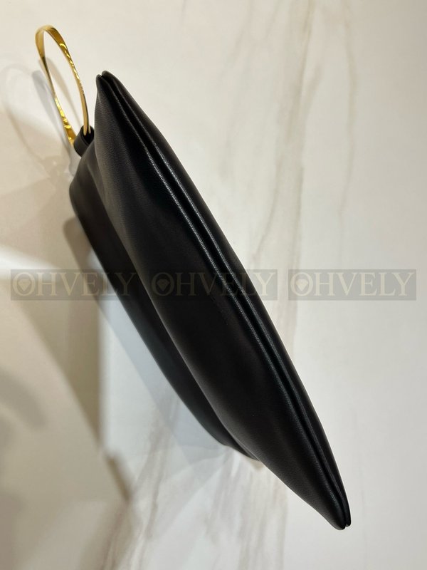 더로우 스퀘어 브레이슬릿 레더 클러치