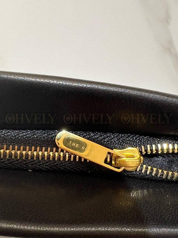 더로우 스퀘어 브레이슬릿 레더 클러치