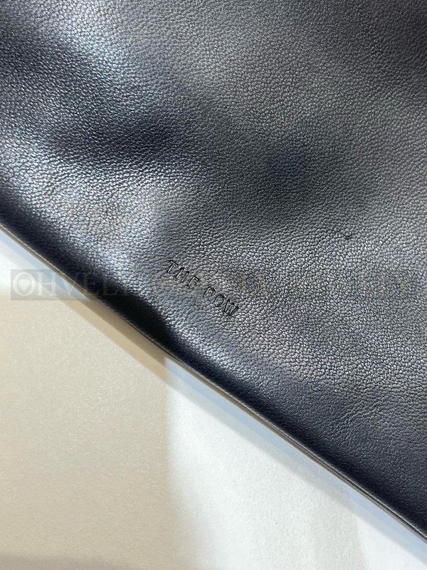 더로우 스퀘어 브레이슬릿 레더 클러치