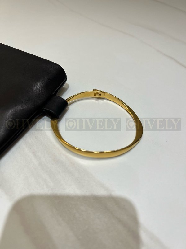 더로우 스퀘어 브레이슬릿 레더 클러치