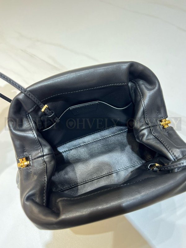 더로우 미라 클러치백