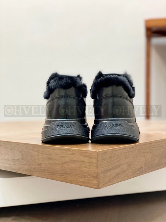 프라다 PRAX 01 올블랙 레더 스니커즈