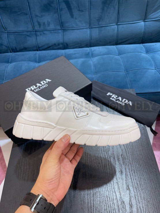 프라다 가죽 스니커즈