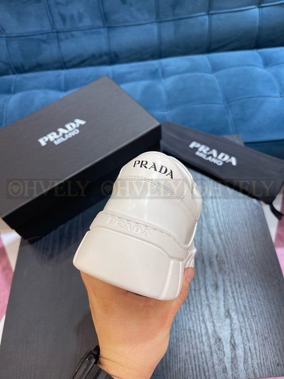 프라다 가죽 스니커즈