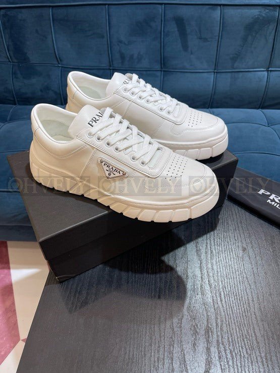 프라다 가죽 스니커즈