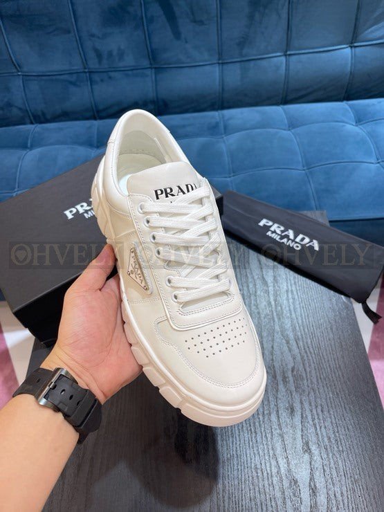 프라다 가죽 스니커즈