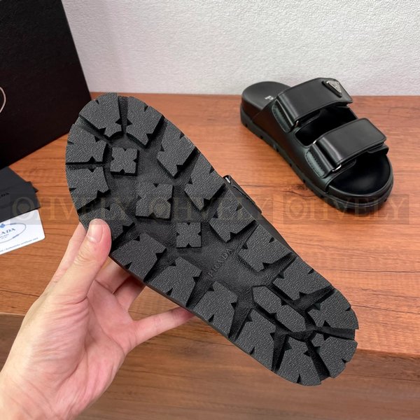 프라다 가죽 스트랩 샌들