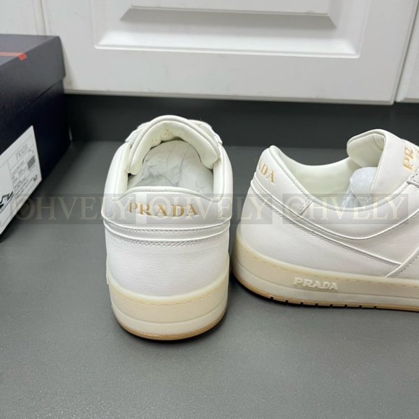 프라다 다운타운 나파 스니커즈 화이트 골드