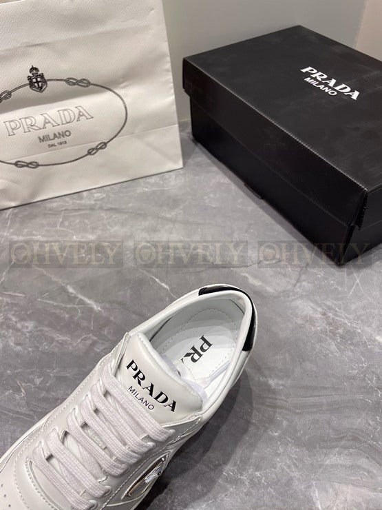 프라다 다운타운 삼각 로고 스니커즈