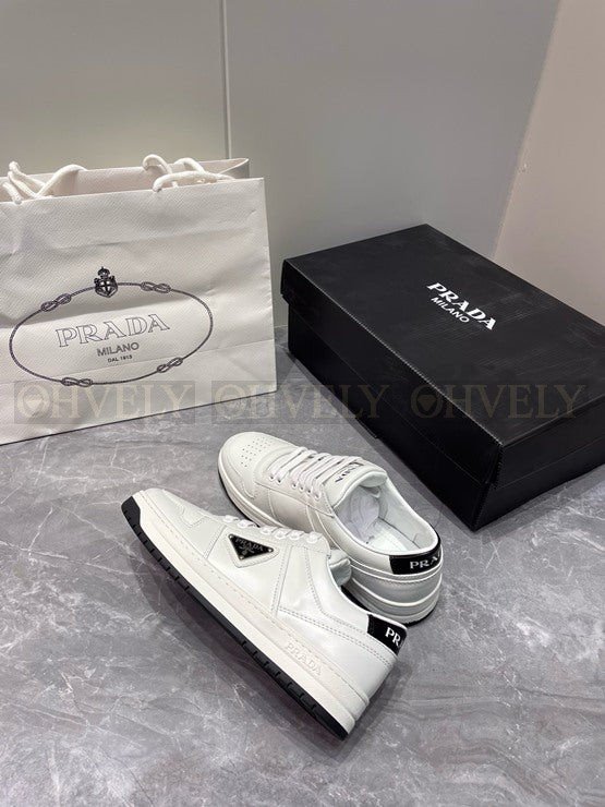 프라다 다운타운 삼각 로고 스니커즈