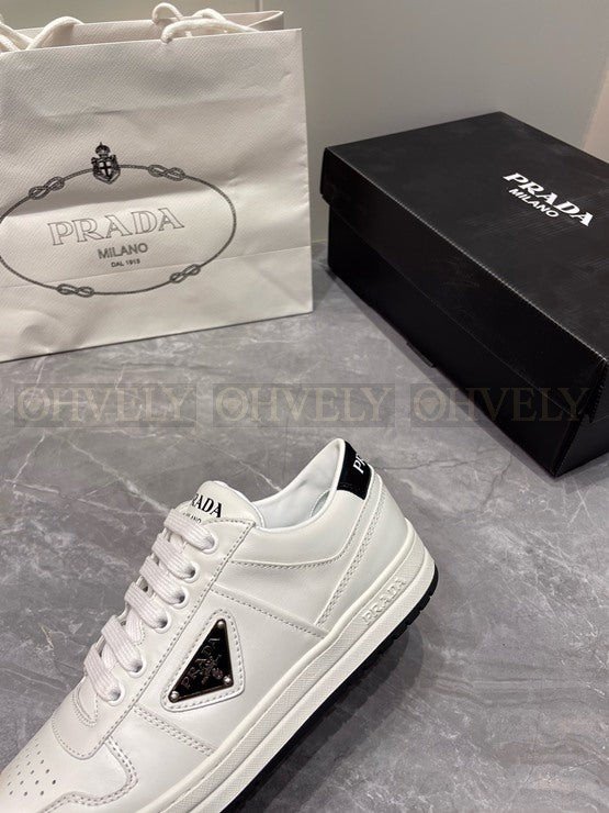 프라다 다운타운 삼각 로고 스니커즈