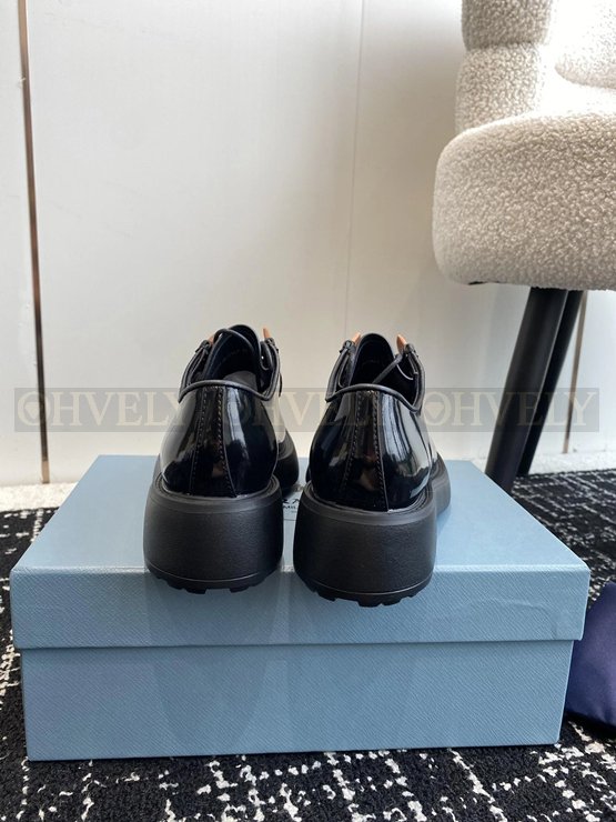 프라다 다이아페이슨 브러시드 슈즈