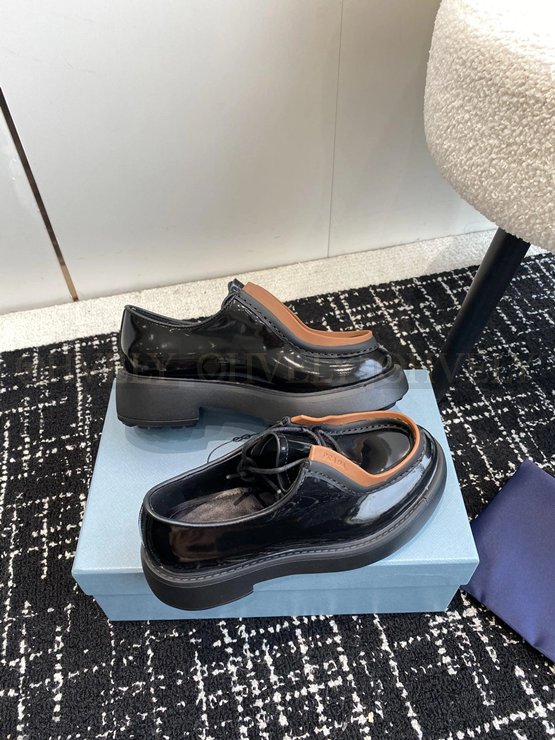 프라다 다이아페이슨 브러시드 슈즈