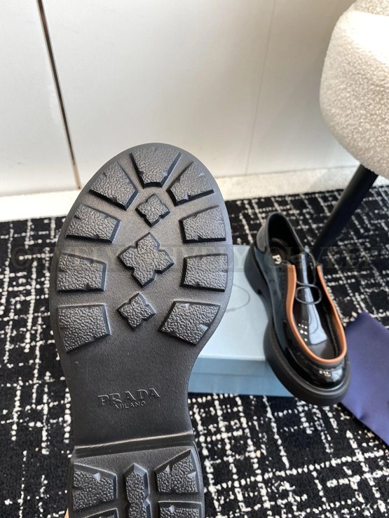 프라다 다이아페이슨 브러시드 슈즈