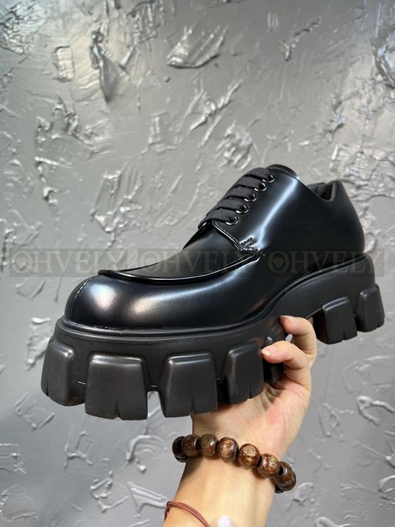 프라다 모놀리스 브러시드 레이스업 슈즈