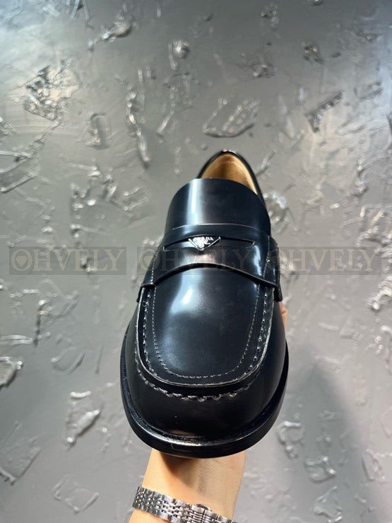 프라다 브러시드 가죽 로퍼