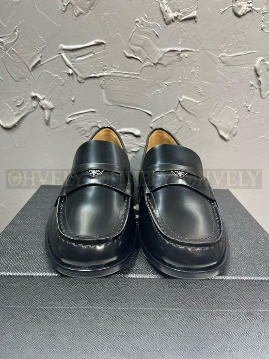 프라다 브러시드 가죽 로퍼