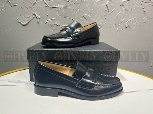 프라다 브러시드 가죽 로퍼