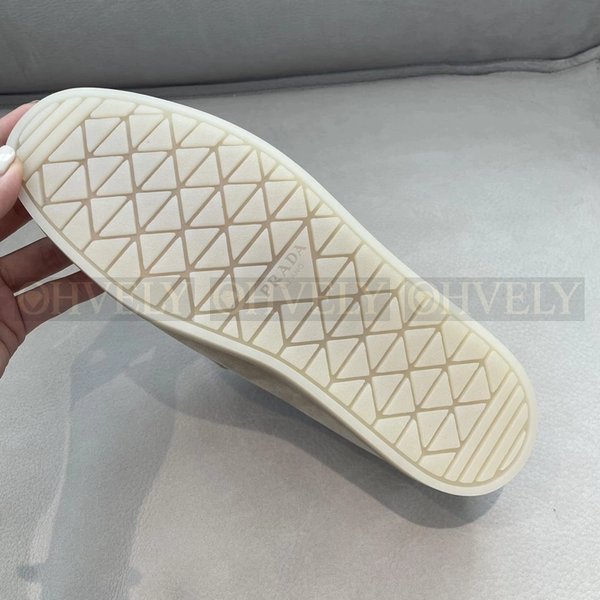 프라다 삼각 로고 스웨이드 로퍼