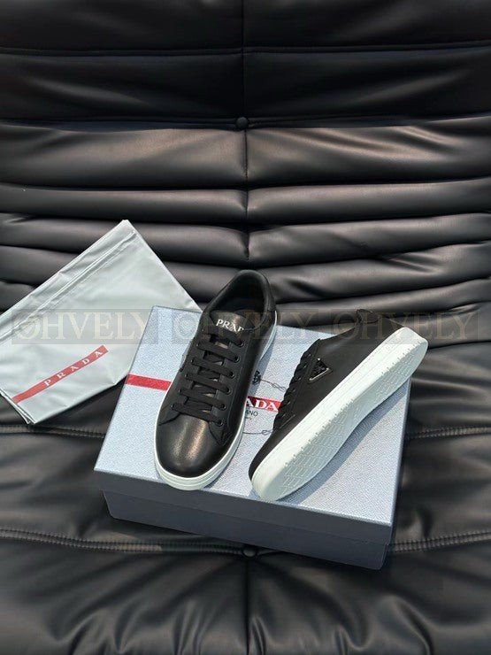 프라다 삼각로고 스니커즈