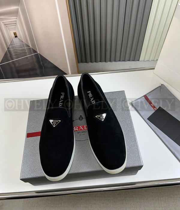 프라다 스웨이드 슬립온 로퍼