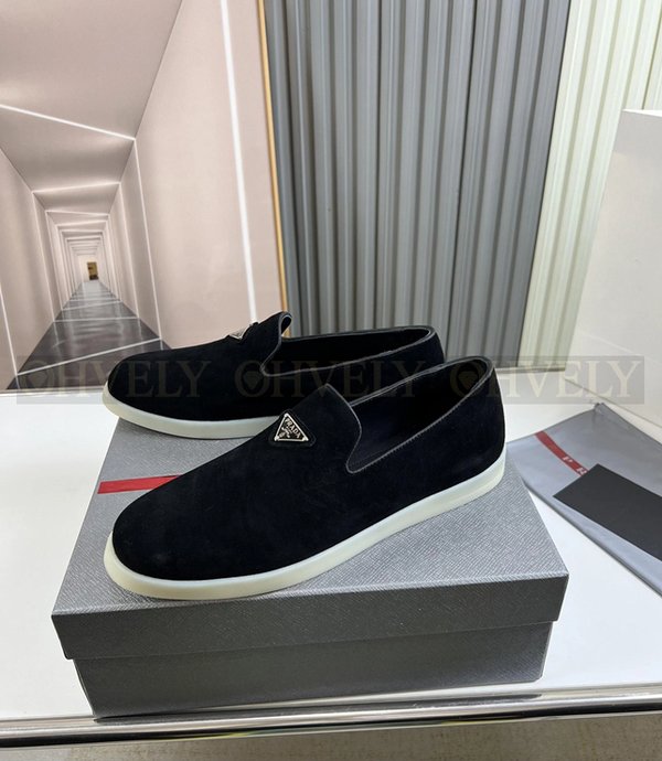 프라다 스웨이드 슬립온 로퍼